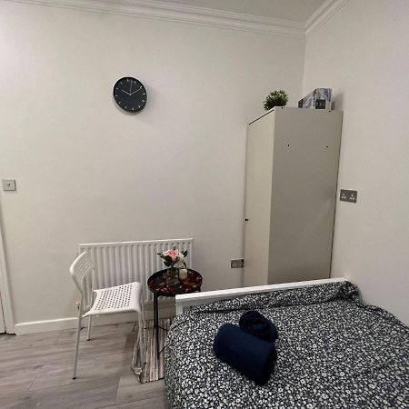 Lovely Apartment Close To Acton Central Station London Exteriör bild